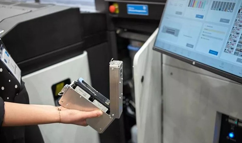 ag真人平台Latex乳胶白色墨水可以打印卷材和刚性子料